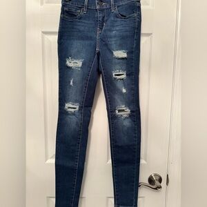 Dark washed ripped Levi’s jeans
Size 25